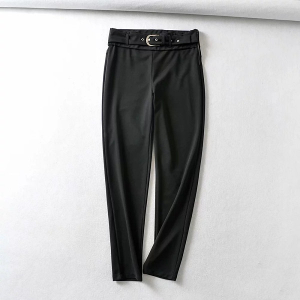 Női alkalmi nadrág fekete színben, testhezálló övvel