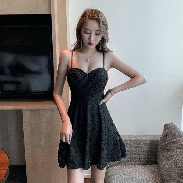 Stílusos női csipkeruha vékony pántokkal, fehér, fekete és bordó színben