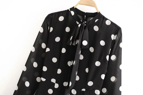 Rochie lejeră decupată model cu legături la decolteu în negru