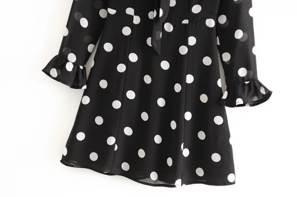 Rochie lejeră decupată model cu legături la decolteu în negru