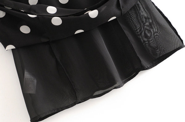 Rochie lejeră decupată model cu legături la decolteu în negru