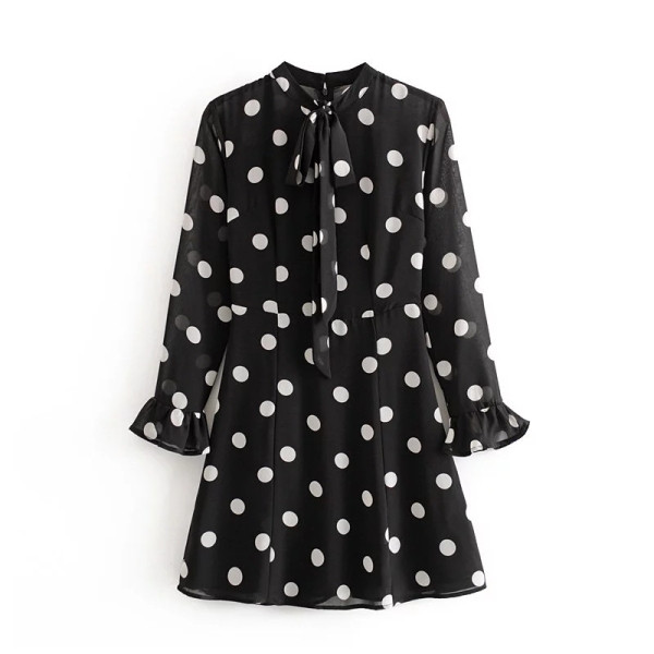 Rochie lejeră decupată model cu legături la decolteu în negru