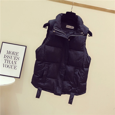 Női alkalmi mellény zsebekkel és spitz nyakkivágással fekete-fehér színben