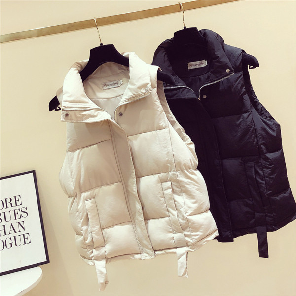 Női alkalmi mellény zsebekkel és spitz nyakkivágással fekete-fehér színben