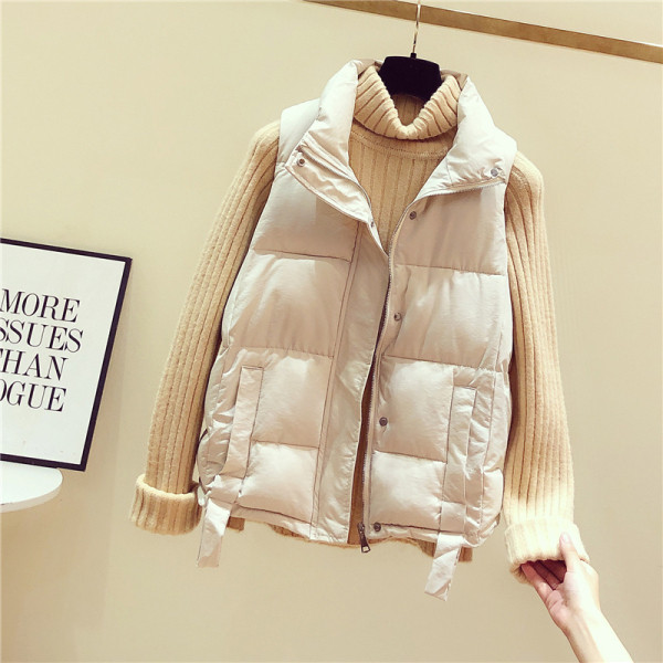 Női alkalmi mellény zsebekkel és spitz nyakkivágással fekete-fehér színben