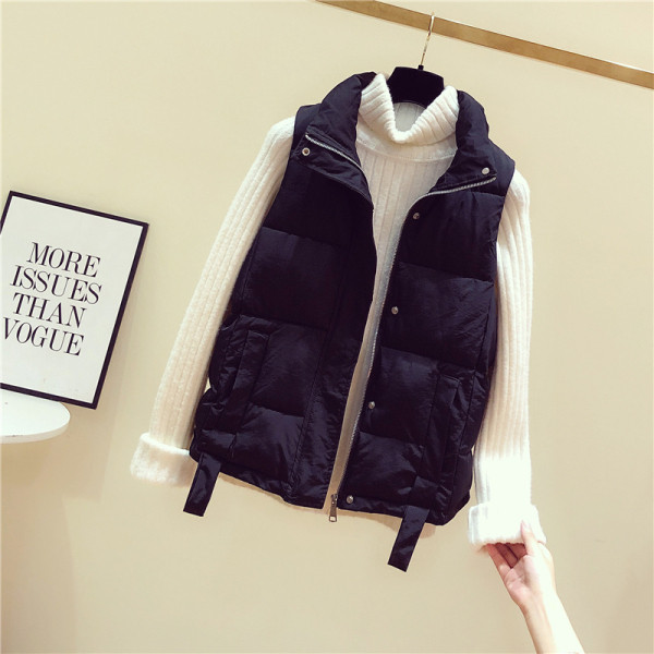 Női alkalmi mellény zsebekkel és spitz nyakkivágással fekete-fehér színben