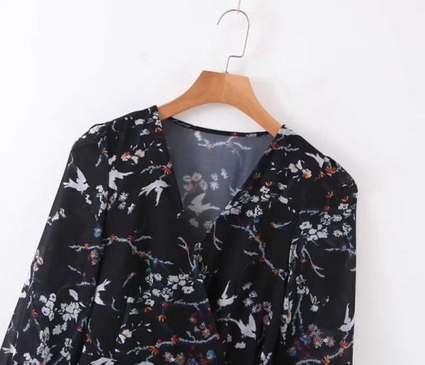 Lezser kivágott női ruhamodell mély V-nyakkal és derékkötővel, fekete és virágmintás