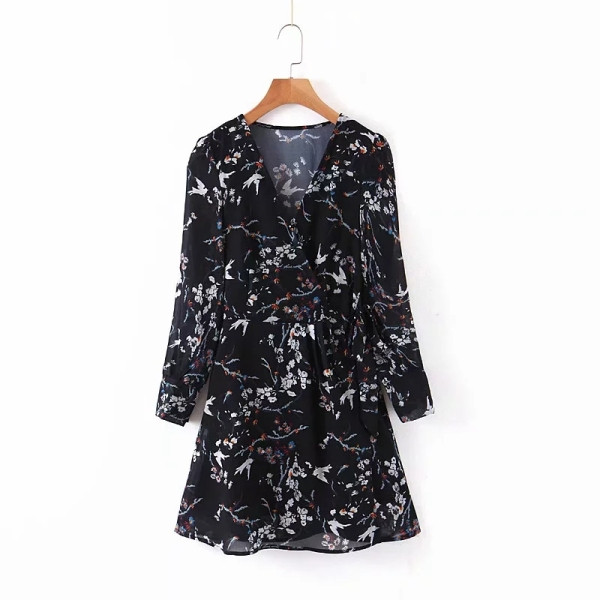 Lezser kivágott női ruhamodell mély V-nyakkal és derékkötővel, fekete és virágmintás