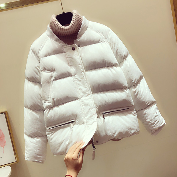 Női őszi-téli kabát kerek nyakkivágással és zsebekkel kék, fehér, fekete és bézs színben