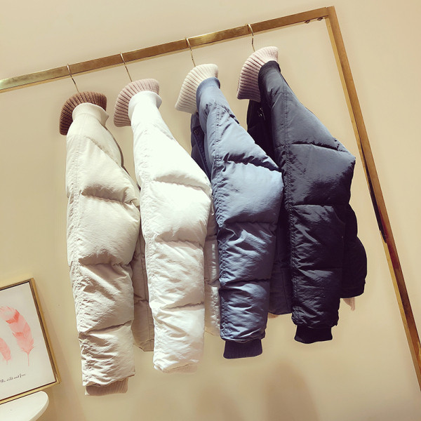 Női őszi-téli kabát kerek nyakkivágással és zsebekkel kék, fehér, fekete és bézs színben