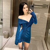 Stílusos, rövid női ruha mély nyakkivágással és kék megkötővel