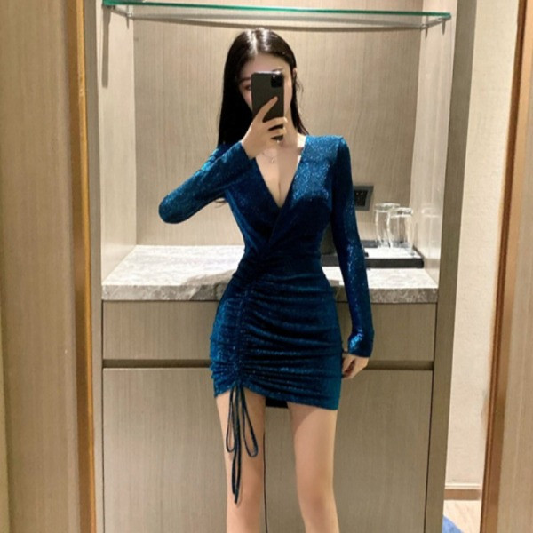 Stílusos, rövid női ruha mély nyakkivágással és kék megkötővel