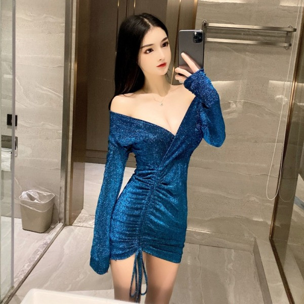 Stílusos, rövid női ruha mély nyakkivágással és kék megkötővel