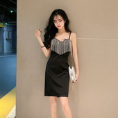 Modern női rövid ruha vékony pántokkal és rojtokkal fekete színben