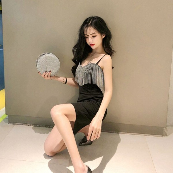 Modern női rövid ruha vékony pántokkal és rojtokkal fekete színben