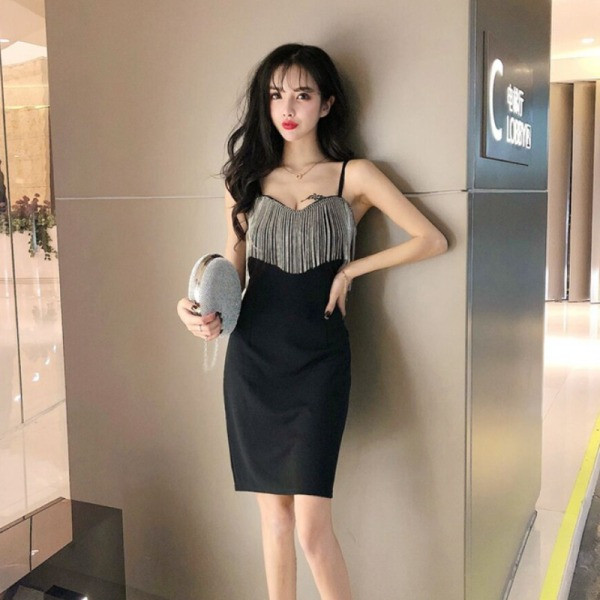 Modern női rövid ruha vékony pántokkal és rojtokkal fekete színben