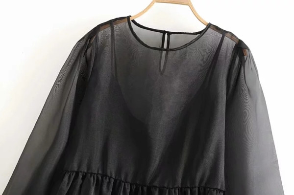 Fekete színű, rövid szabású sifonruha ovális nyakkivágással