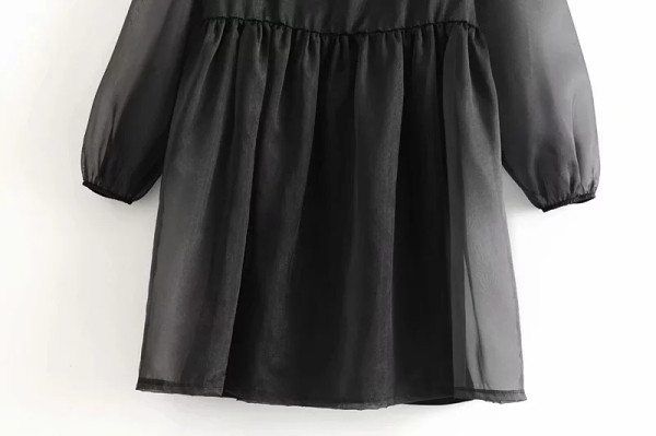 Fekete színű, rövid szabású sifonruha ovális nyakkivágással