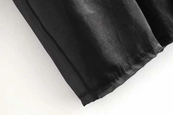 Fekete színű, rövid szabású sifonruha ovális nyakkivágással