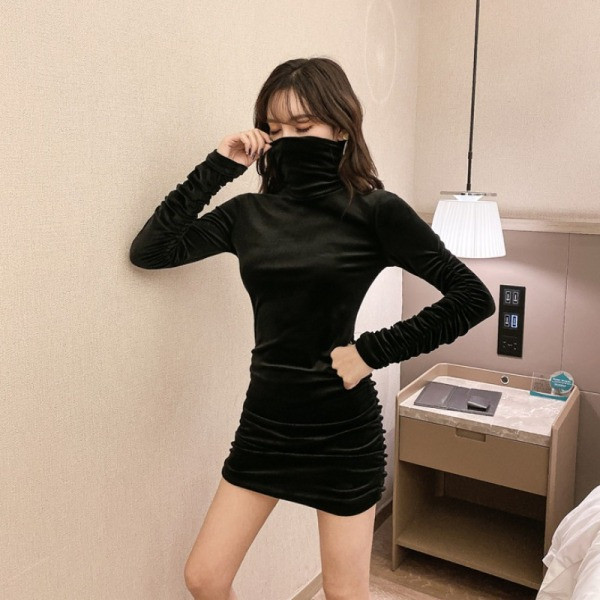 Modern női rövid ruha öko velúrból, magas gallérral barna és fekete színben