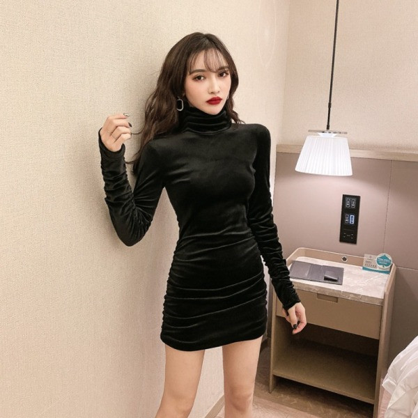 Modern női rövid ruha öko velúrból, magas gallérral barna és fekete színben