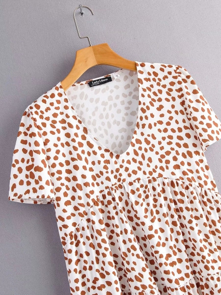 Rövid, lezser kivágású ruha V-nyakkal és rövid ujjú fehér színben