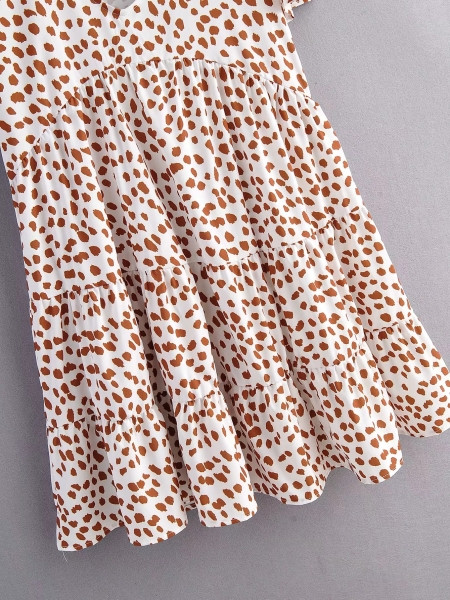 Rövid, lezser kivágású ruha V-nyakkal és rövid ujjú fehér színben