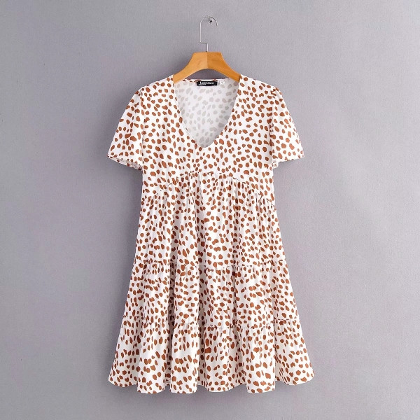 Rövid, lezser kivágású ruha V-nyakkal és rövid ujjú fehér színben