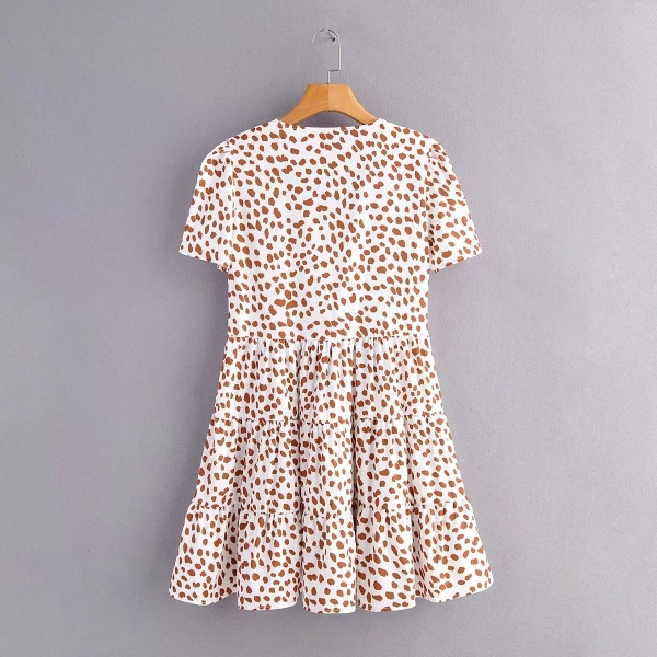 Rövid, lezser kivágású ruha V-nyakkal és rövid ujjú fehér színben