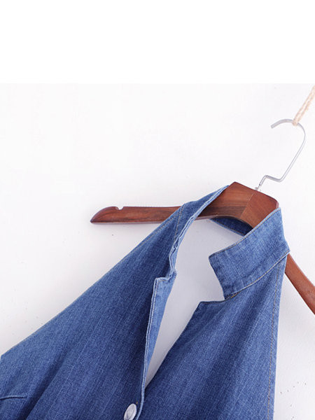 Modern hosszú farmerruha gombokkal és csupasz háttal kék színben