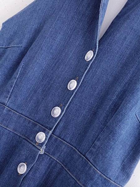 Modern hosszú farmerruha gombokkal és csupasz háttal kék színben