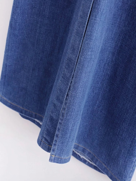 Modern hosszú farmerruha gombokkal és csupasz háttal kék színben