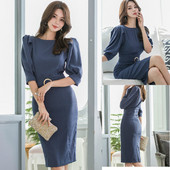 Elegáns női ruha ovális nyakkivágással, övvel és kék színű puffos ujjakkal