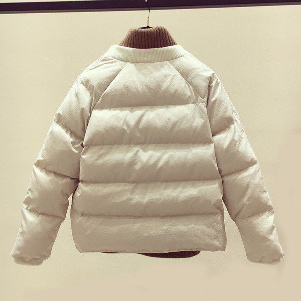 Női alkalmi kabát gombokkal és zsebekkel fekete és bézs színben