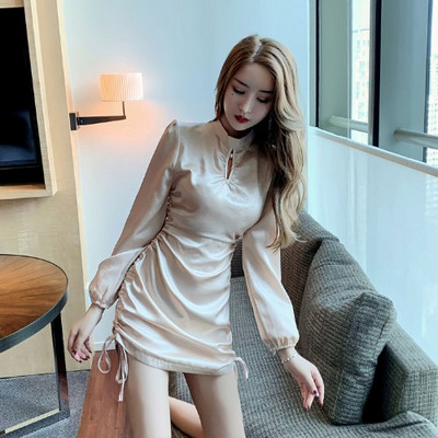 Rochie scurtă de damă elegantă, cu mâneci lungi și cravate în bej și negru