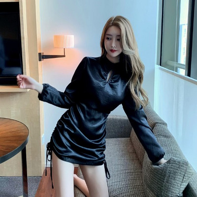 Rochie scurtă de damă elegantă, cu mâneci lungi și cravate în bej și negru