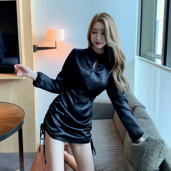 Rochie scurtă de damă elegantă, cu mâneci lungi și cravate în bej și negru