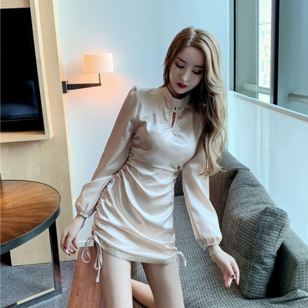 Rochie scurtă de damă elegantă, cu mâneci lungi și cravate în bej și negru