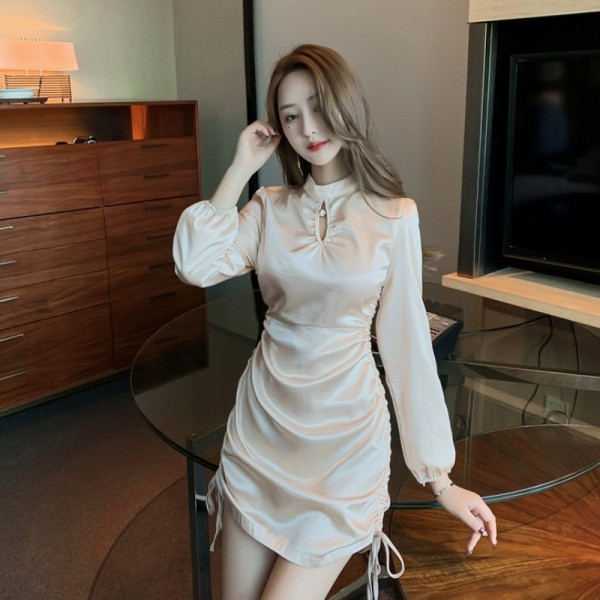 Rochie scurtă de damă elegantă, cu mâneci lungi și cravate în bej și negru