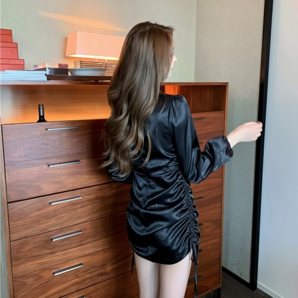 Rochie scurtă de damă elegantă, cu mâneci lungi și cravate în bej și negru