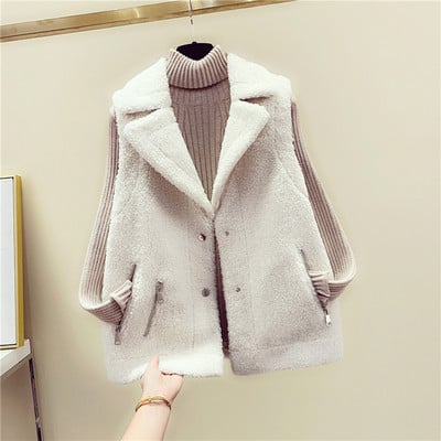 Női pehelymellény spitz nyakkivágással és fehér, rózsaszín, barna és kék zsebekkel