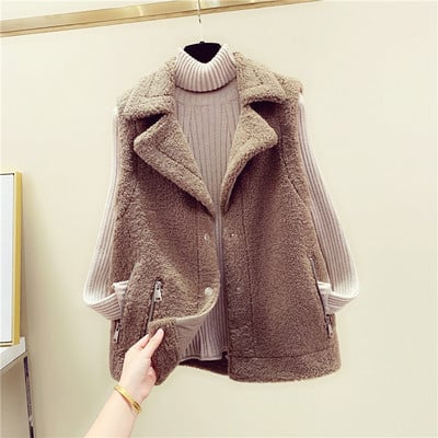 Női pehelymellény spitz nyakkivágással és fehér, rózsaszín, barna és kék zsebekkel