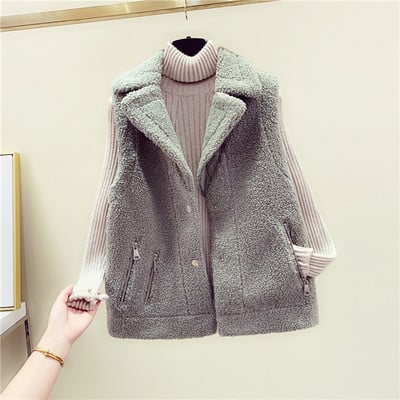 Női pehelymellény spitz nyakkivágással és fehér, rózsaszín, barna és kék zsebekkel