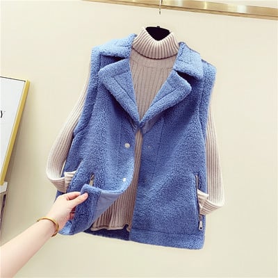 Női pehelymellény spitz nyakkivágással és fehér, rózsaszín, barna és kék zsebekkel