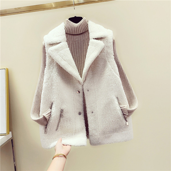 Női pehelymellény spitz nyakkivágással és fehér, rózsaszín, barna és kék zsebekkel