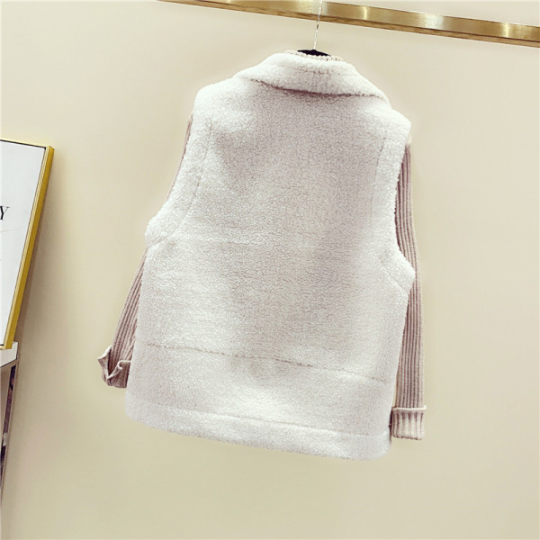 Női pehelymellény spitz nyakkivágással és fehér, rózsaszín, barna és kék zsebekkel