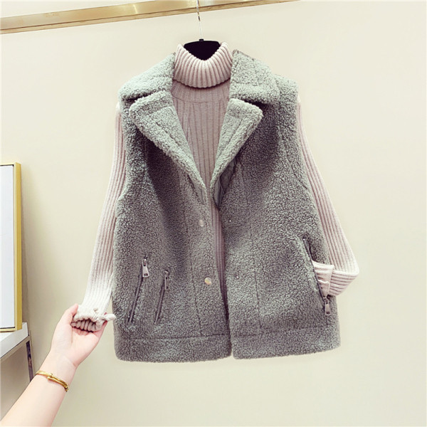 Női pehelymellény spitz nyakkivágással és fehér, rózsaszín, barna és kék zsebekkel