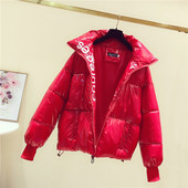 Aktuális női téli kabát spitzgallérral, piros, fekete és zöld felirattal