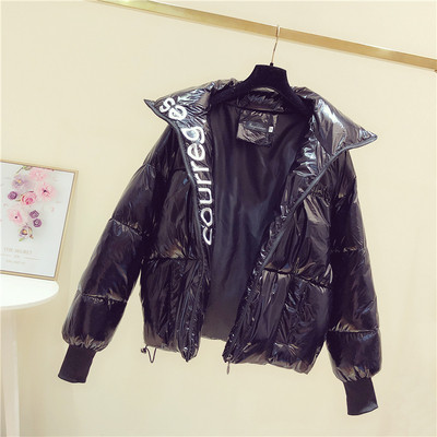 Aktuális női téli kabát spitzgallérral, piros, fekete és zöld felirattal