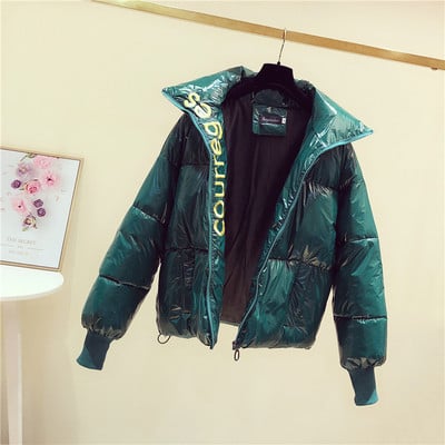 Aktuális női téli kabát spitzgallérral, piros, fekete és zöld felirattal